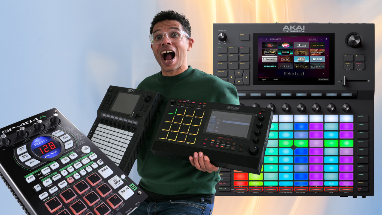 French The Beatmaker tenant une Akai Force et une MPC Live II, à côté d’un SP-404A, illustrant la reproduction de l’effet DJ FX Looper.